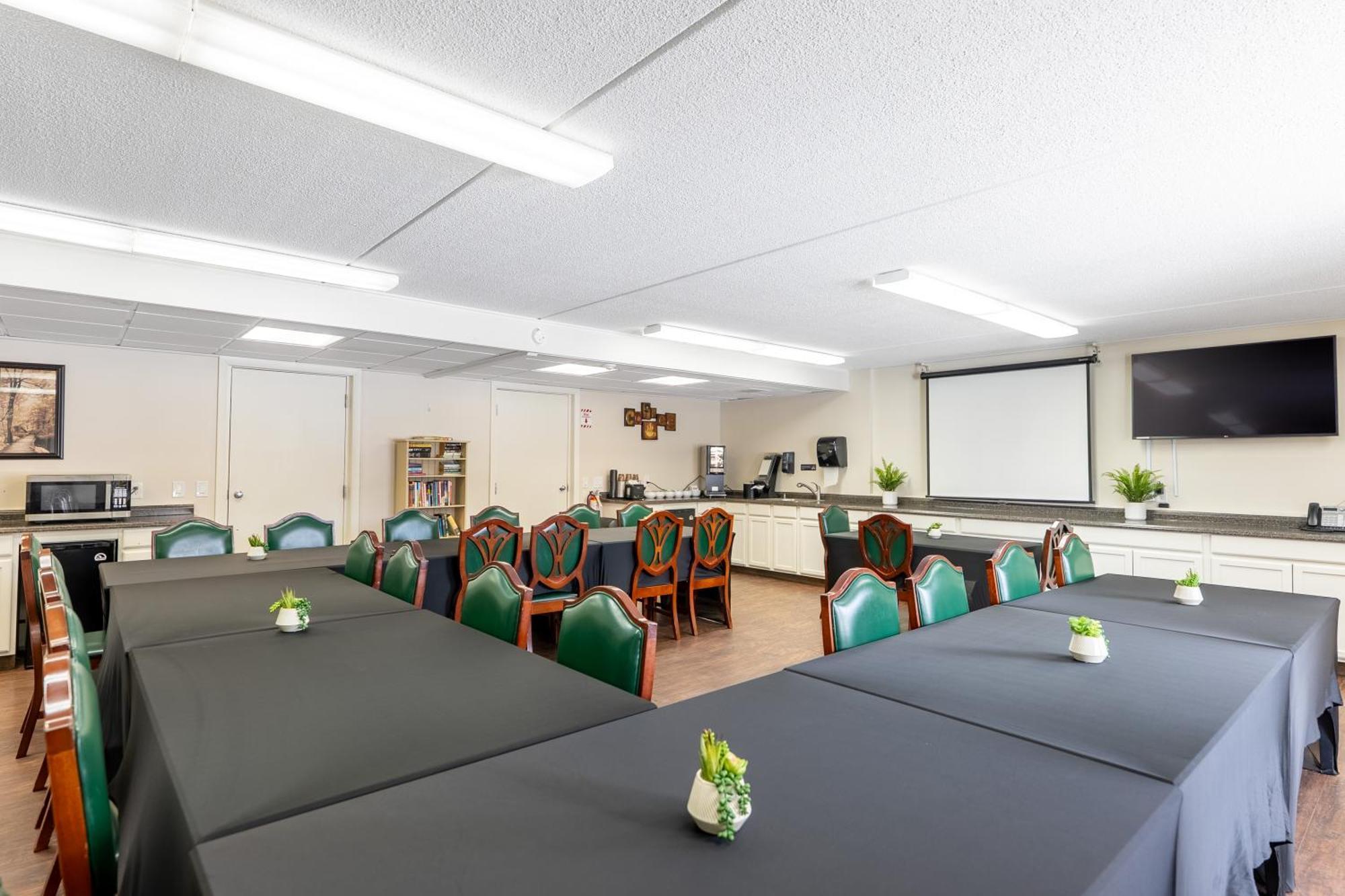 Fireside Inn & Suites Гилфорд Экстерьер фото