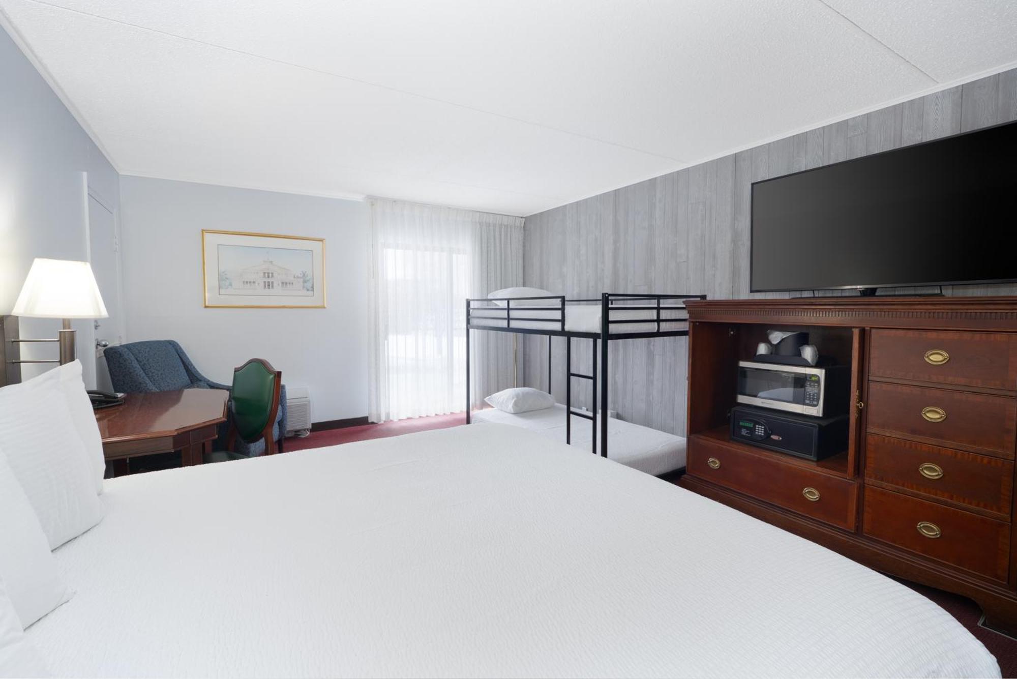 Fireside Inn & Suites Гилфорд Экстерьер фото